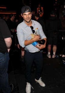 Taylor Lautner celebra su premio "mejor actuación sin camisa"